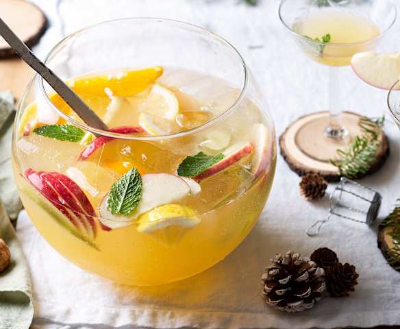 Ponche espumoso de sangría blanca