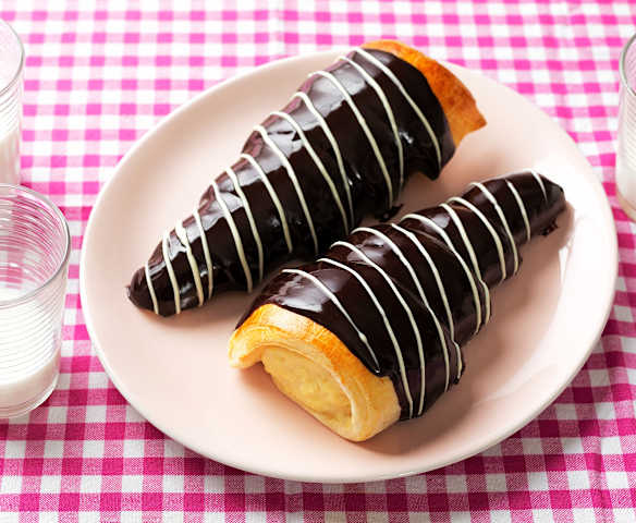 Cuernos de chocolate rellenos de crema