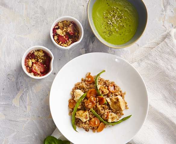 Vellutata di piselli; farro con pollo e verdure; crumble di fragole