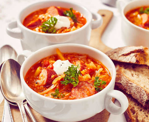 Deftiger Krauttopf mit Mettwurst