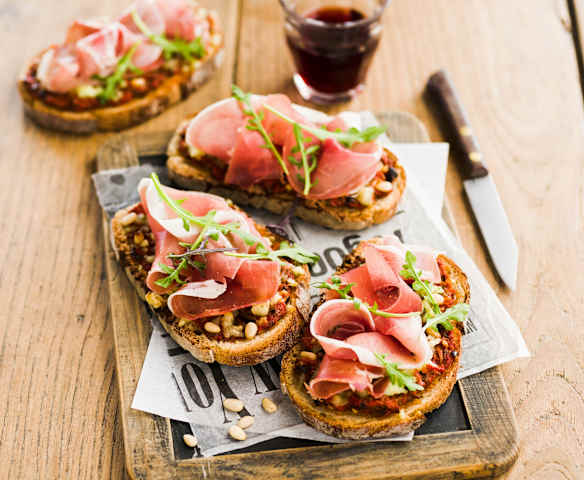 Bruschettas jambon fumé, tomate et basilic