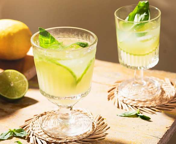 Cóctel de limoncello y albahaca