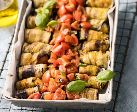 Rollitos de berenjena con crema de zanahoria