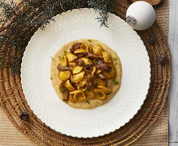 Orecchiette ai totani su crema di fagioli cannellini Orecchiette ai totani su crema di fagioli cannellini