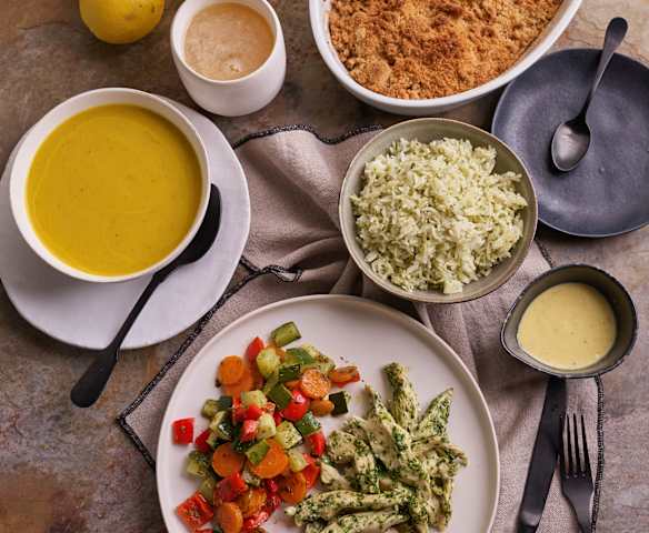 Warzywna zupa krem; Warzywa z kurczakiem, ryżem i sosem musztardowym; Lemoniada; Jabłka pod kruszonką