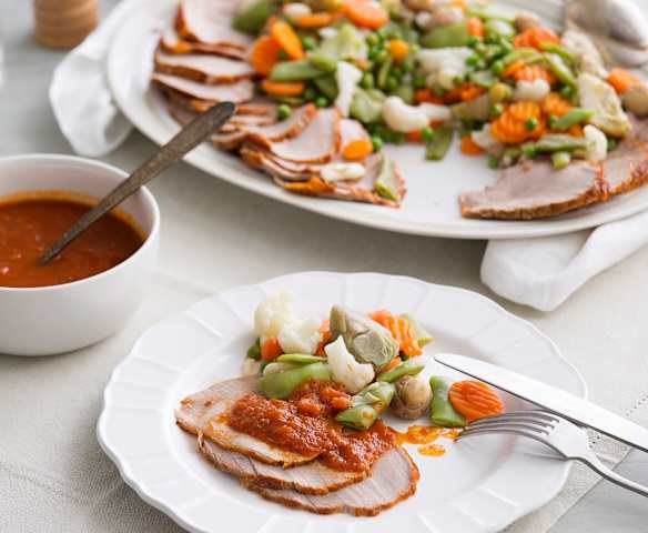 Carne braseada en salsa con verduras al vapor en cocción lenta