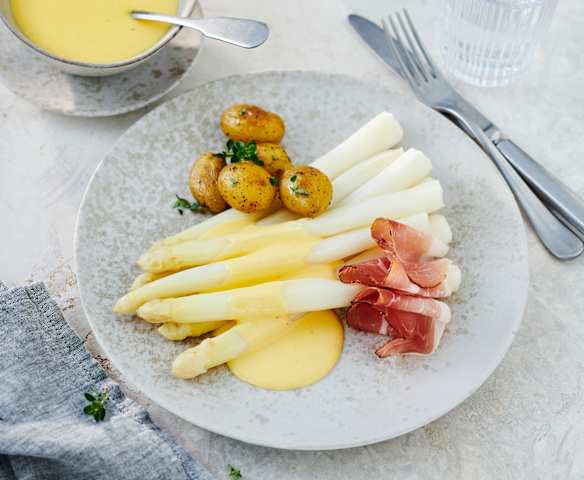 Spargel und Kartoffeln mit Sauce Hollandaise