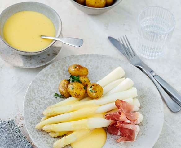 Szparagi z ziemniakami i sosem holenderskim