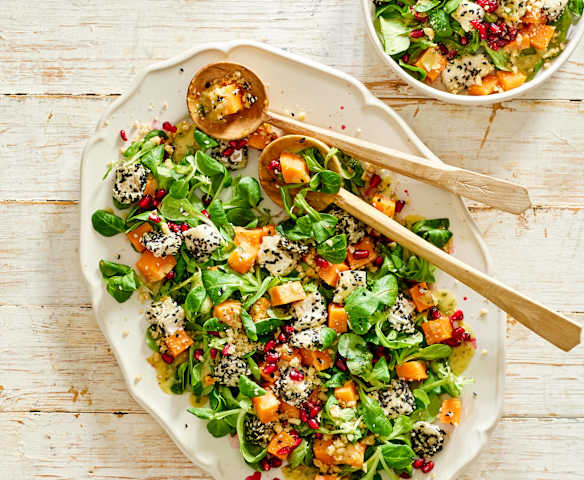 Süßkartoffel-Feldsalat mit Sesam-Ziegen-Camembert