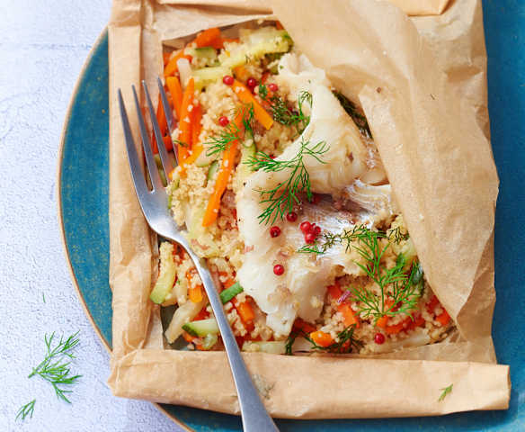Papillote de merlu, semoule complète et légumes