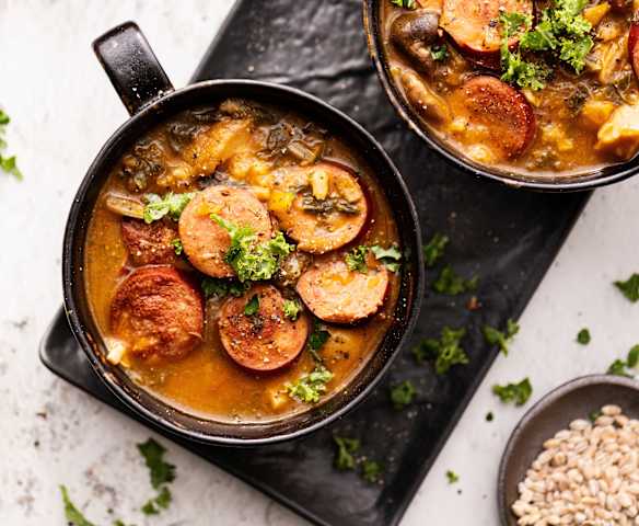 Ragoût de champignons, saucisses et l'orge