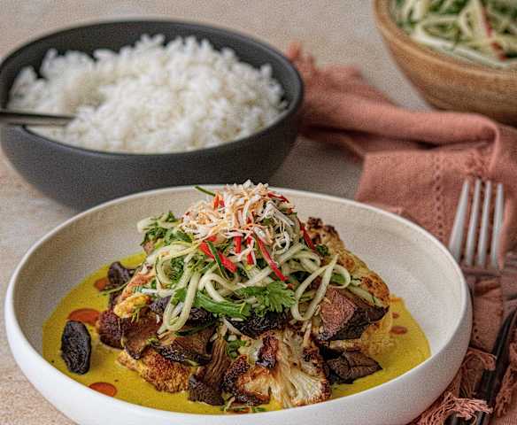 Yellow curry with mushroom and cauliflower (Dandelion restaurant) Yellow curry with mushroom and cauliflower (Dandelion restaurant)