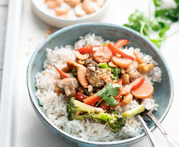 Warzywa w sosie orzechowym z ryżem (z osłoną noża miksującego 2.0)