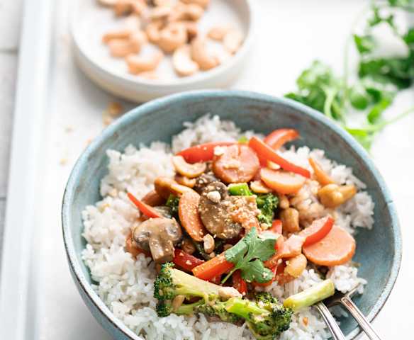Cashew Nuts and Vegetables in Peanut Butter Sauce with Rice Cashew Nuts and Vegetables in Peanut Butter Sauce with Rice
