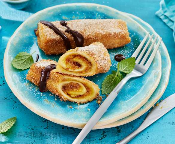 French-Toast-Rollen mit Dattelcreme und Schokosauce