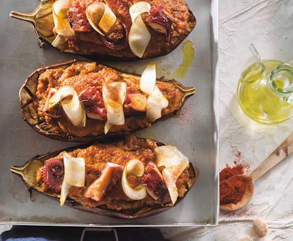 Berenjenas rellenas de pulpo y pera con salsa romesco