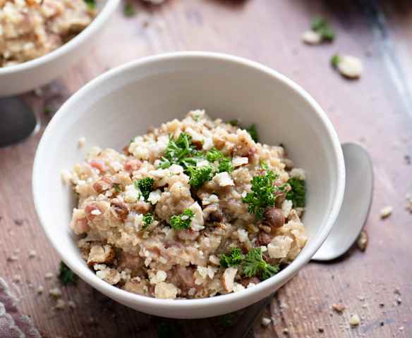 Avena salada con Tocino, Poro y Dátiles Avena salada con Tocino, Poro y Dátiles