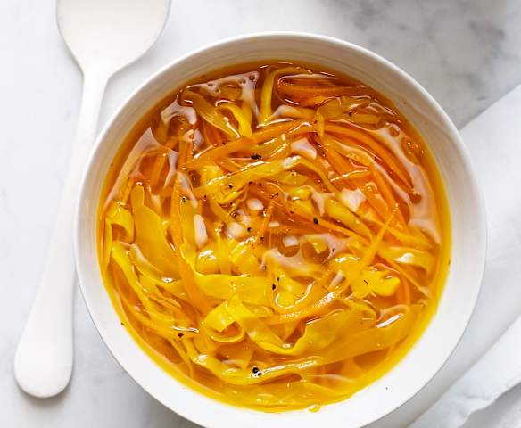 Bouillon détox au curcuma et aux légumes