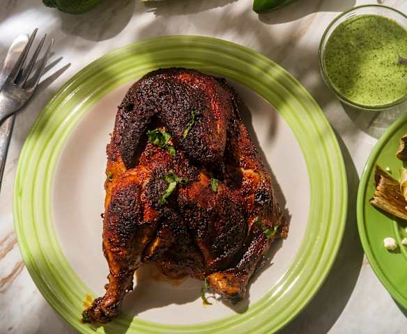 Brathendl nach peruanischer Art mit Salsa Verde und Avocadosalat