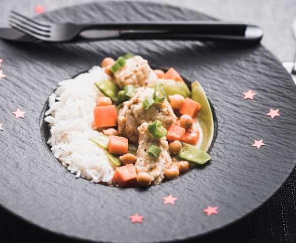 Curry de lotte avec carottes, pois chiches, pois gourmands et riz