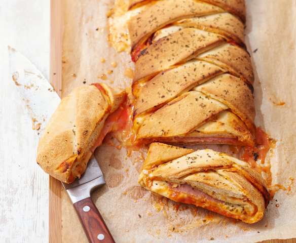 Pizza tressée à la tomate jambon et mozza