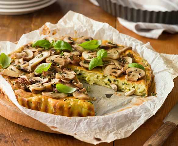 Würziger Bergkäse-Zucchini-Kuchen mit Pilzen