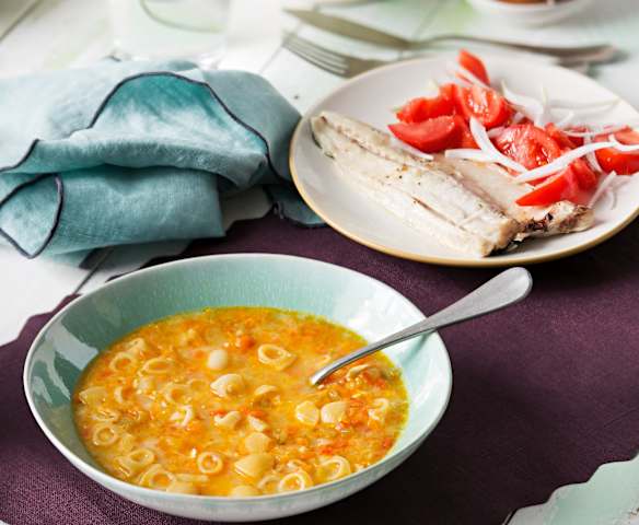 Menú: Sopa de verduras con huevo duro. Lubina al vapor