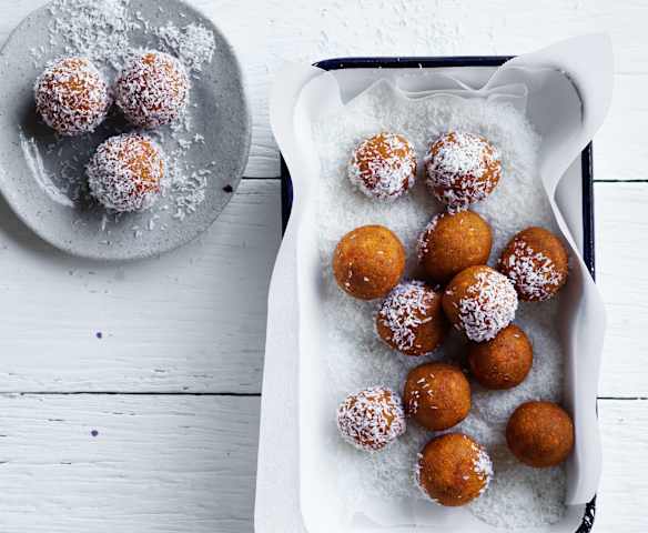 Hindistan Cevizli Havuçlu Kayısı Topları