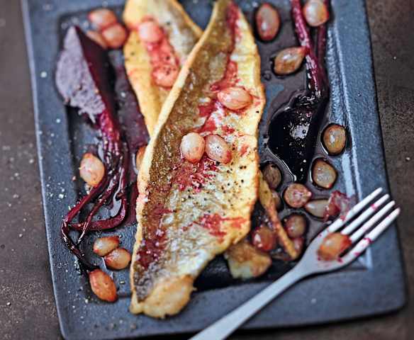 Filets de merlan, betteraves et petits oignons confits au miel