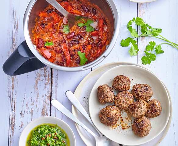 Boulettes de bœuf sauce chimichurri, ragoût de haricots rouges et poivrons