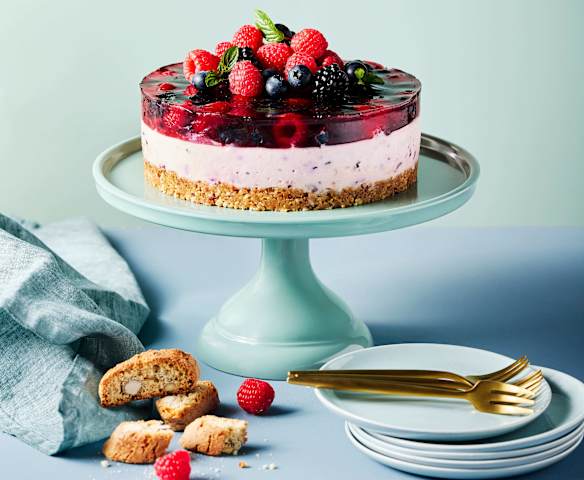 Beeren-Joghurt-Torte mit Cantuccini-Boden