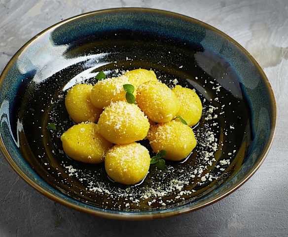 Gnocchi ripieni con spinaci freschi e salsiccia Gnocchi ripieni con spinaci freschi e salsiccia