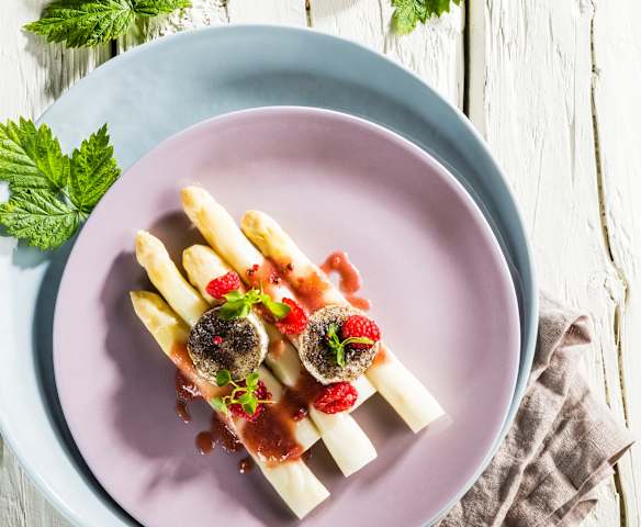 Spargel mit Himbeervinaigrette und Mohn-Ziegenkäse