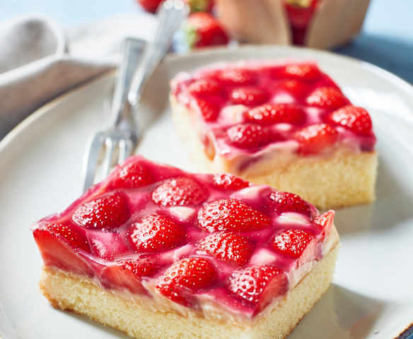 Erdbeer-Pudding-Blechkuchen