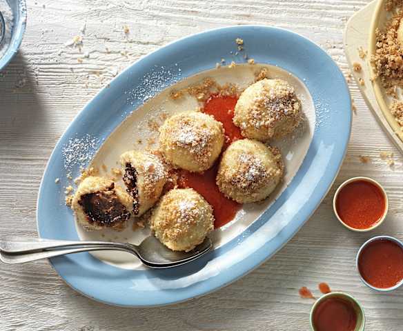 Mozartknödel mit Erdbeersauce