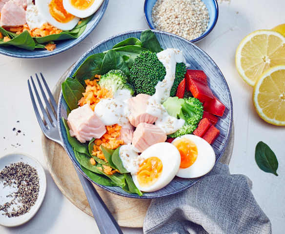 Brokkoli-Bowl mit Lachs und Tahin-Dressing