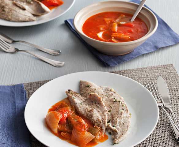 Palometa con salsa de tomate y pimientos Palometa con salsa de tomate y pimientos