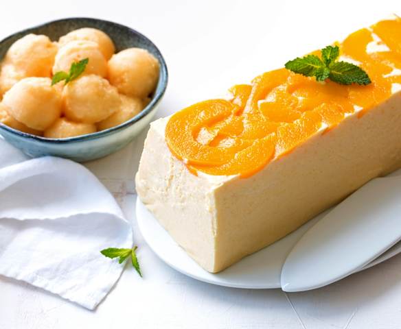 Pastel frío de melocotón y su sorbete