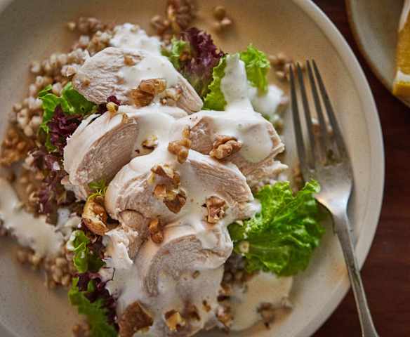 荞麦鸡胸核桃色拉配蓝波奶酪汁