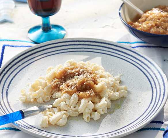 Makarounes tis kassou (Macarrones con cebolla caramelizada) - Grecia