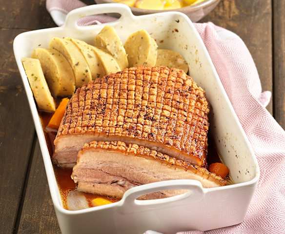 Kümmelbraten mit Serviettenknödeln und Erdäpfelsalat