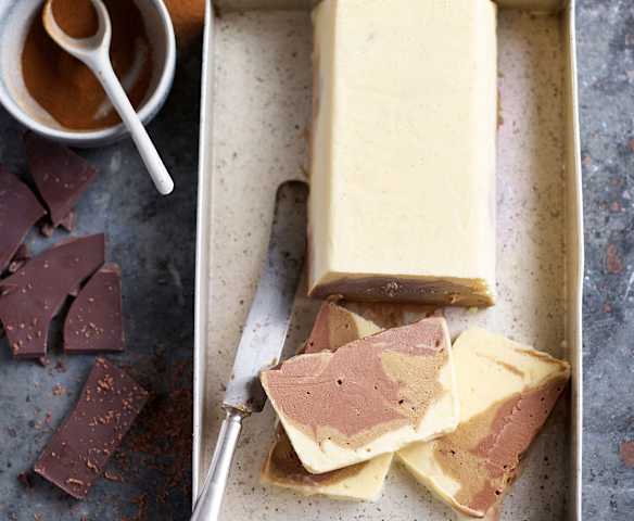 Helado marmolado de vainilla, café y chocolate