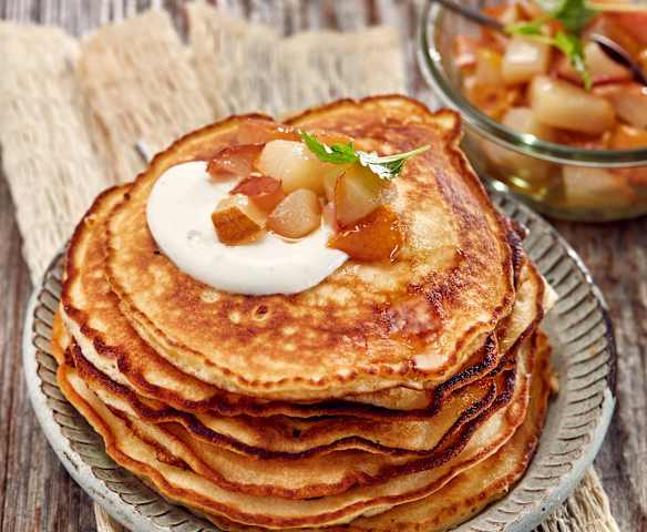 Pfannkuchen mit Birne und Vanillejoghurt