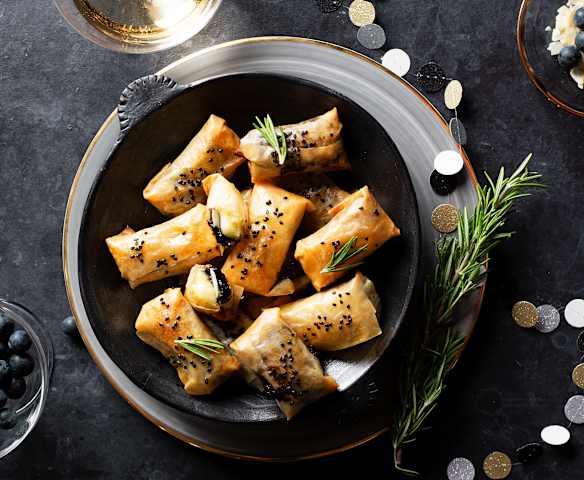 Crujientes de queso brie con arándanos