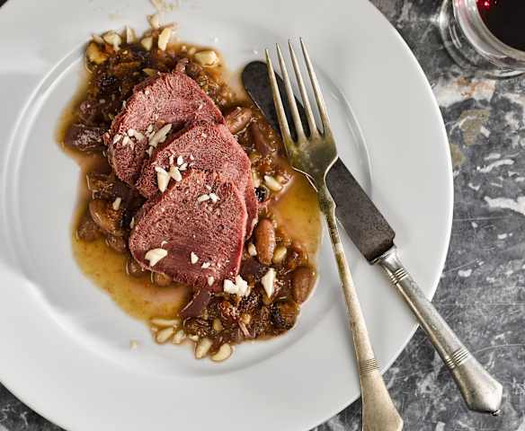 Uzený hovězí jazyk s omáčkou ze šalotek, rozinek a mandlí