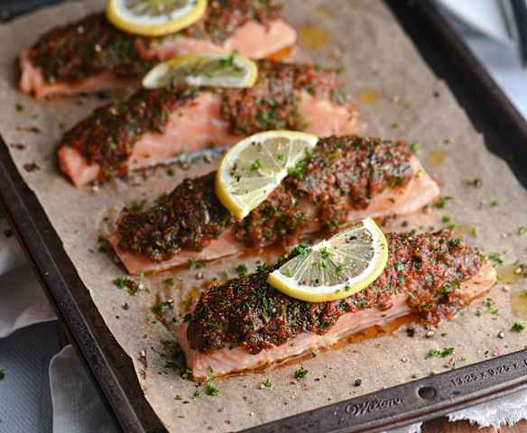 Salmón asado con tomates secos