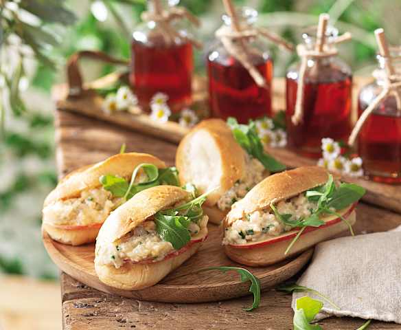 Panecillos con langostinos, rúcula y manzana