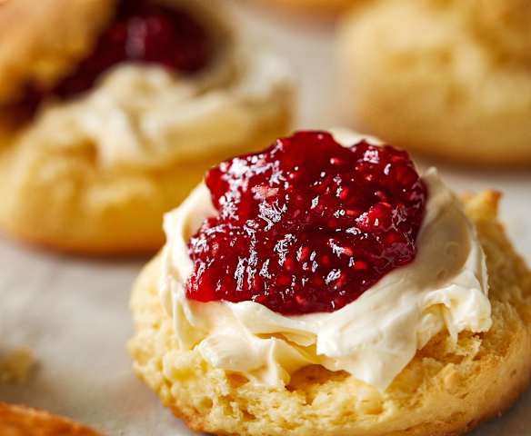 英式司康配凝脂奶油及果酱