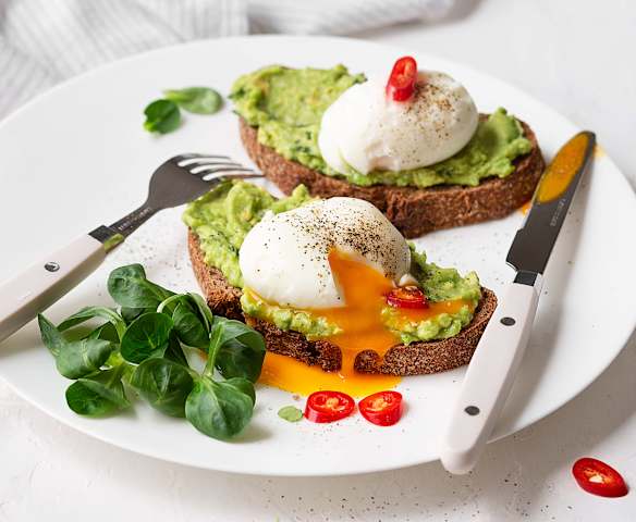 Tosta de centeno con masa madre, puré de aguacate y huevos mollet