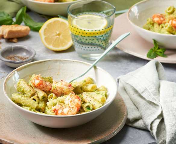 Rigatoni en verde con langostinos dorados